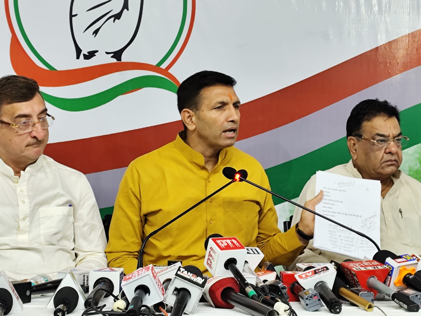 MP:PM के दौरे से पहले पूछे कांग्रेस ने सवाल-2700 रुपए प्रति क्विंटल गेहूं का दाम कब मिलेगा? क्या मंत्रालय की आग में फाइलें जलाने की जांच कराएंगे? 6 IMG 20240424 WA0015