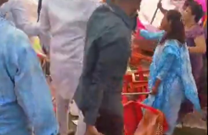 MP: छिंदवाड़ा लोकसभा सीट पर 79.59 % वोटिंग:बीजेपी-कांग्रेस प्रत्याशी के समर्थकों में चली कुर्सियां; पांढुर्णा में कांग्रेस विधायक पर हमले की कोशिश 1 IMG 20240419 154557