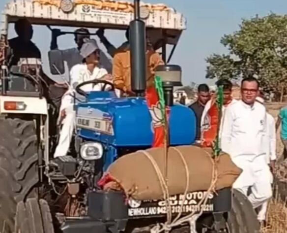 गुना में ट्रैक्टर चलाते नजर आए सिंधिया पुत्र महानआर्यमन सिंधिया, किसानों से की चर्चा 6 IMG 20240426 135319
