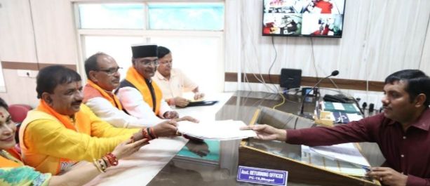 MP: भोपाल के BJP प्रत्याशी आलोक शर्मा की संपत्ति 6 महीने में 2 करोड़ बढ़ी: 8.47 करोड़ की संपत्ति; 63 लाख की ज्वेलरी 2 img 20240418 1458041417878003755377993