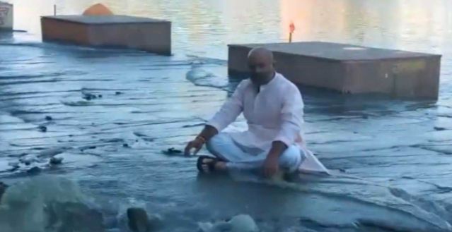 MP: शिप्रा में मिल रहा गंदा पानी, विधायक ने डुबकी लगाई,9 बोले-इंदौर की गंदगी गिर रही; कलेक्टर बीजेपी के एजेंट, पीने लायक बता रहे 2 img 20240423 1305217869025876467296304