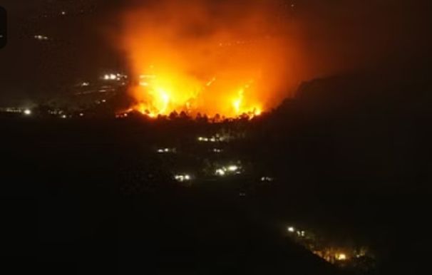 Uttarakhand Forest Fire: धधकते जंगल... सुलगते पहाड़ और सांसों पर संकट...बिगड़ता पर्यावरण 2 img 20240427 1802101157560667236423821