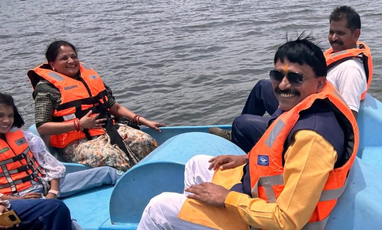 MP: भोपाल की सैर पर निकले प्रदेश के पर्यटन मंत्री, परिवार के साथ लिया बोटिंग का आनंद 1 IMG 20240513 WA0023