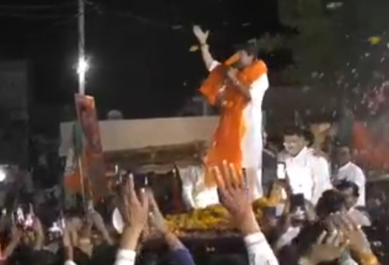 Loksabha Election: रोड शो के दौरान गाड़ी पर चढ़कर नाचे ज्योतिरादित्य सिंधिया 1 IMG 20240504 204344