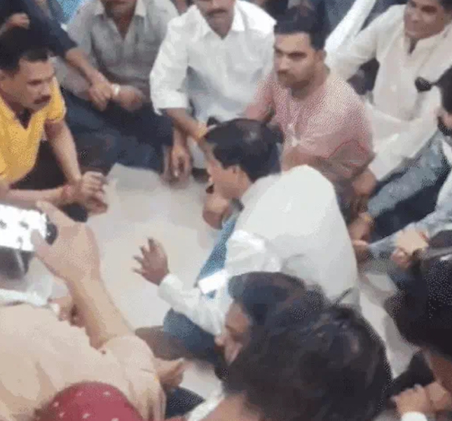 MP: आगर पुलिस पर लगा 3 लाख रिश्वत लेने का आरोप, भाजपा विधायक सहित कार्यकर्ताओं ने किया एसपी का घेराव 6 IMG 20240517 143035
