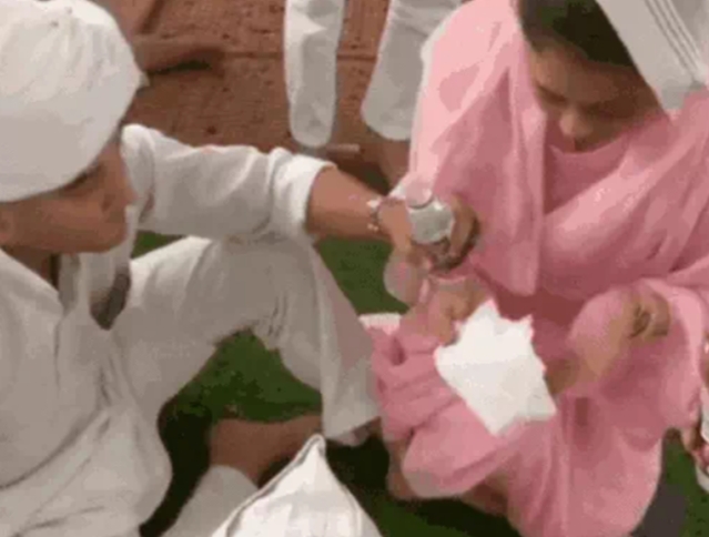MP: बुजुर्ग को आया चक्कर, सिंधिया-प्रियदर्शिनी ने पानी पिलाया, रुमाल से आंखें और चेहरा पोंछा... 7 IMG 20240519 205834