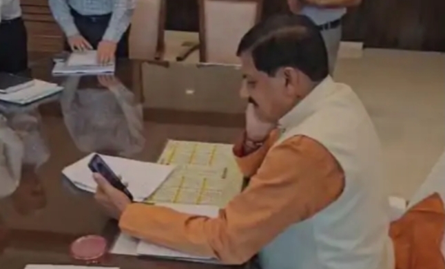 MP: किर्गिस्तान में फंसे एमपी के 1200 मेडिकल स्टूडेंट्स को प्रदेश सरकार वापस लाएगी, सीएम ने वीडियो कॉल पर हाल पूछा 1 IMG 20240521 195839