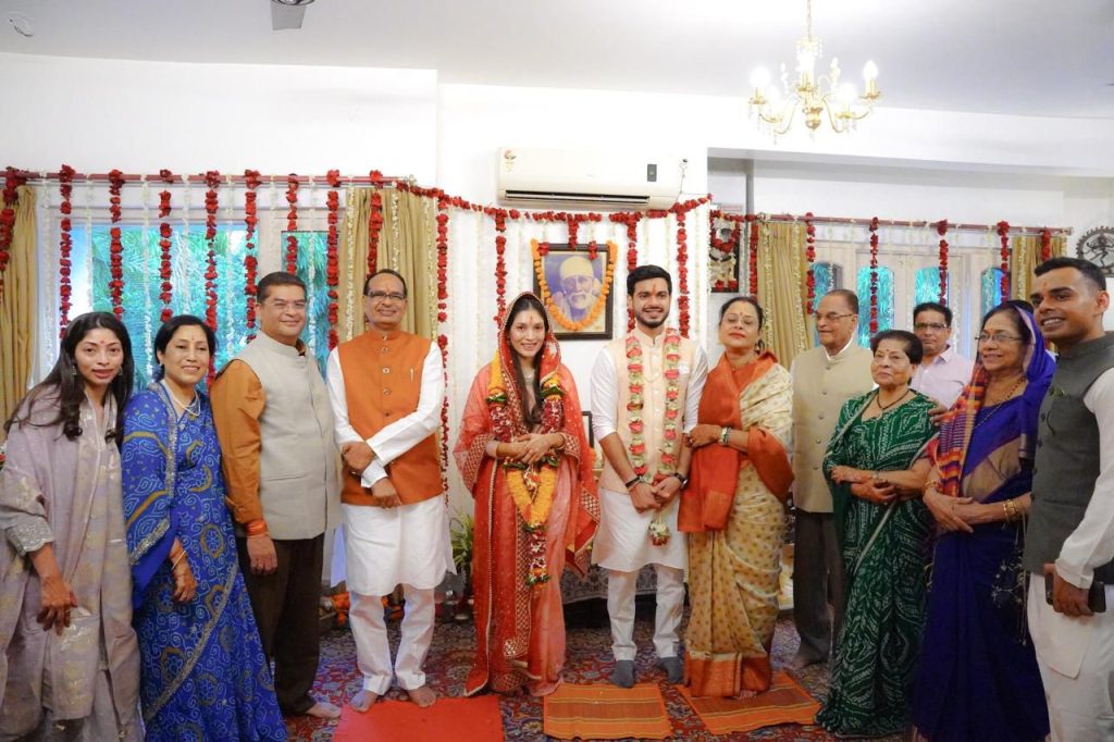 MP: शिवराज सिंह चौहान के बेटे कुणाल की सगाई भौपाल के जैन परिवार की बेटी से हुई 2 img 20240523 wa0018548322152072903311