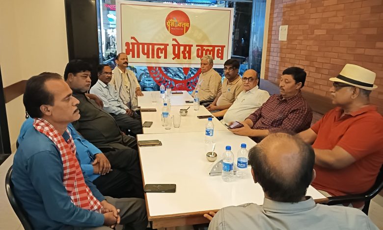 हिंदी पत्रकारिता दिवस पर भोपाल प्रेस क्लब का आयोजन<br>हिंदी के लिए शुरुआत परिवार से ही करनी होगी: बोकिल 1 img202405302008381906593056711035415