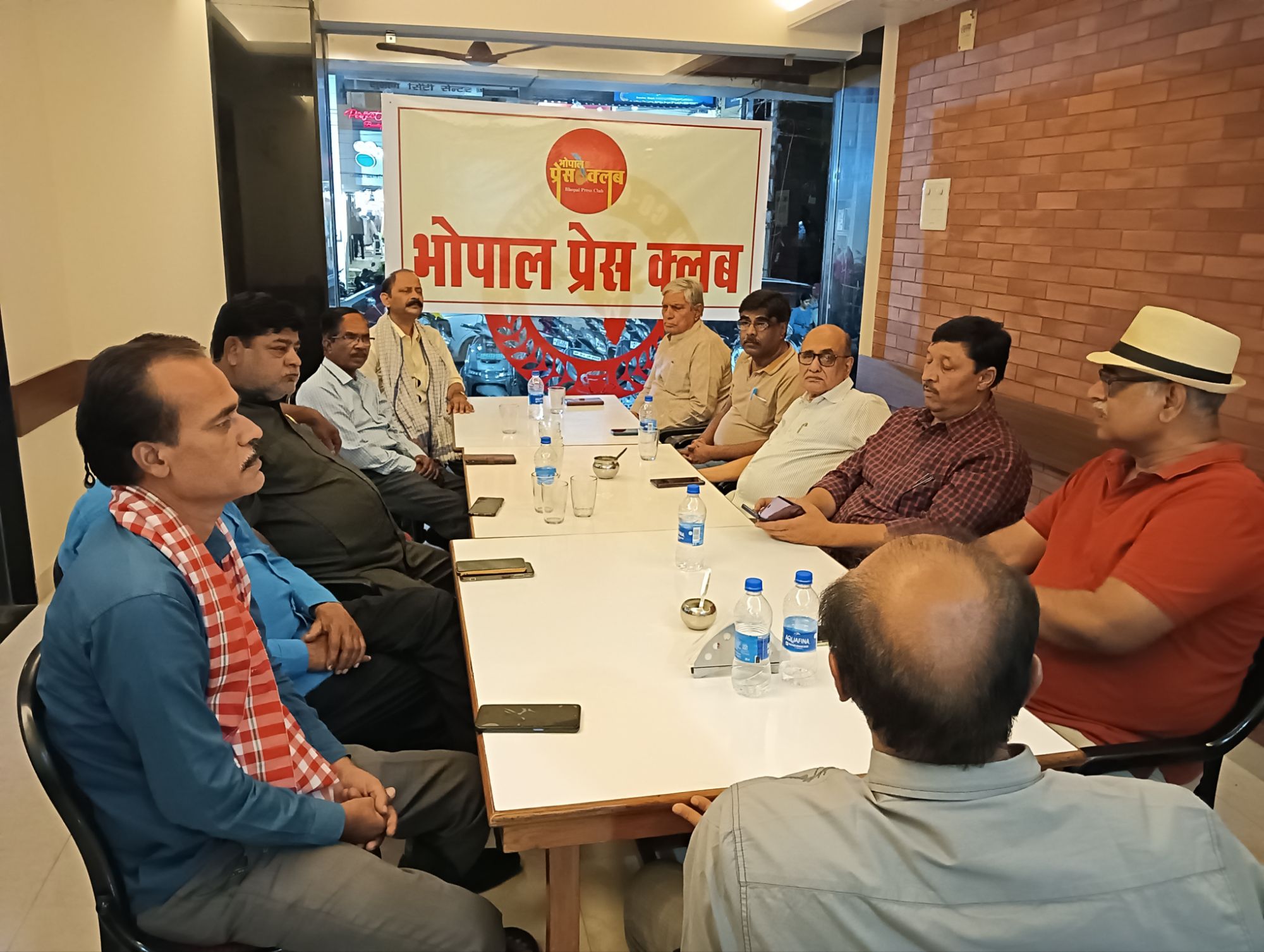 हिंदी पत्रकारिता दिवस पर भोपाल प्रेस क्लब का आयोजन<br>हिंदी के लिए शुरुआत परिवार से ही करनी होगी: बोकिल 6 img202405302008381906593056711035415