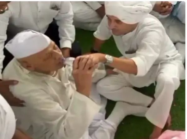MP: बुजुर्ग को आया चक्कर, सिंधिया-प्रियदर्शिनी ने पानी पिलाया, रुमाल से आंखें और चेहरा पोंछा... 2 img 20240519 2059031648184761539924550
