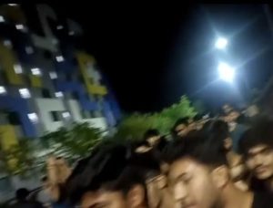 VIT UNIVERSITY : पानी का महासंकट, छात्रों ने किया हंगामा, 8 हजार बच्चे अब घर वापस लौटने को मजबूर<br> 3 img 20240525 143141264056927855949099