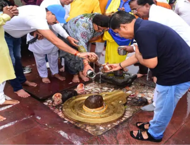 MP: पुलिस कमिश्नर ने चप्पल पहनकर शिवलिंग पर जल चढ़ाया:उज्जैन के महादेव मंदिर में की पूजा; हंगामे पर माफी मांगी, बोले- भूल से हुआ 6 IMG 20240610 163206
