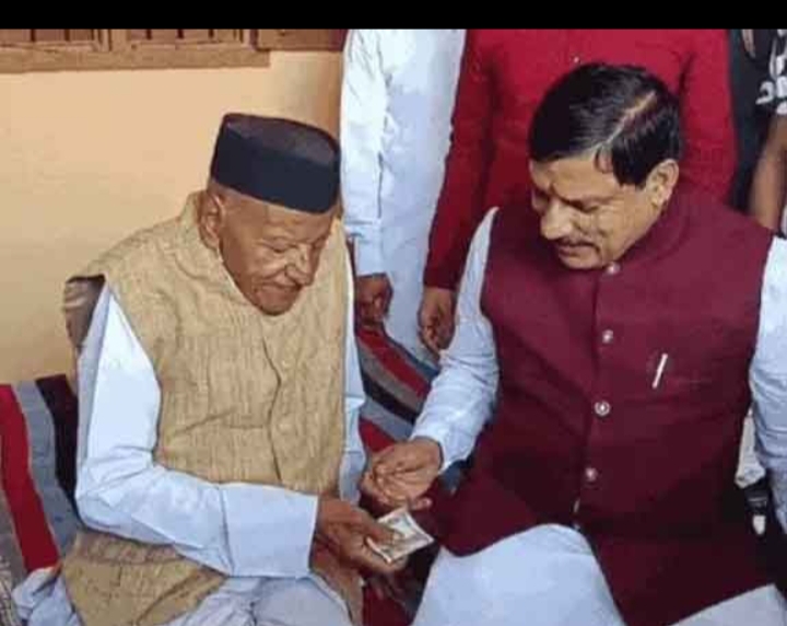 MP: मोहन यादव ने फादर्स डे पर पिता से मांगे 500 रुपए:पिता ने भी ट्रैक्टर सुधरवाने का बिल थमा दिया, हंस दिए मुख्यमंत्री.. 6 IMG 20240616 135436