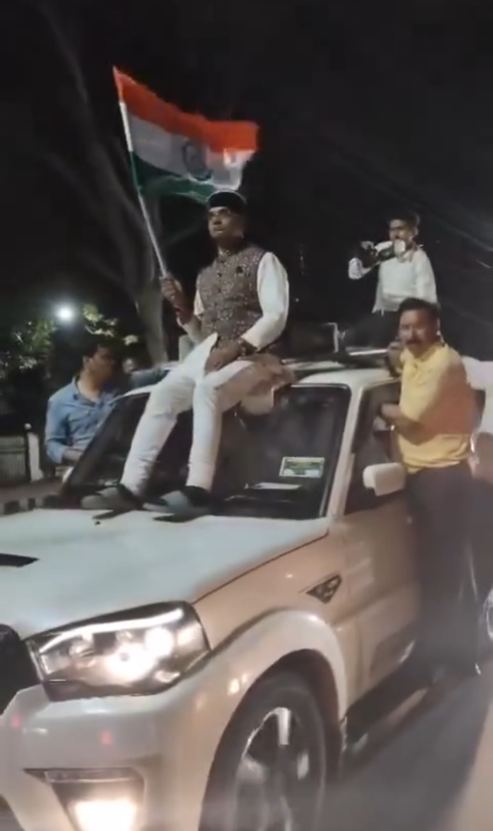 T 20: भारत की जीत का भोपाल में जश्न, मंत्री सारंग गाड़ी के ऊपर तिरंगा लेकर सड़कों पर निकले, आम आदमी होता तो स्टंट का केस दर्ज होता...! 7 IMG 20240630 190817