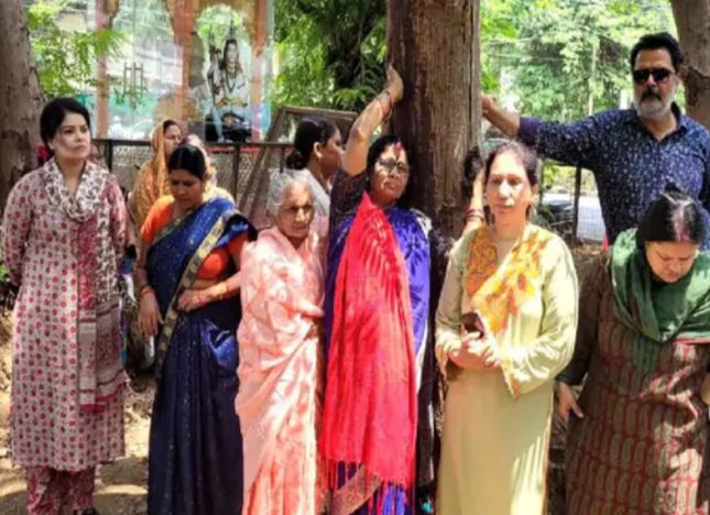 MP: भोपाल में तेज हुआ चिपको आंदोलन, महिलाओं ने सम्हाली कमान, बैकफुट पर आ सकती है सरकार..मामला हरियाली बर्बाद करने वाली नई योजना का 2 img 20240613 1419546687989009133245244