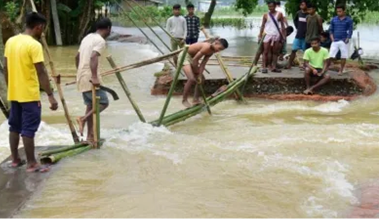 असम में बाढ़ से अब तक 52 लोगों की हुई