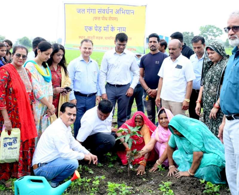 एक पेड़ माँ के नाम अभियान में ग्राम खारखेड़ी में