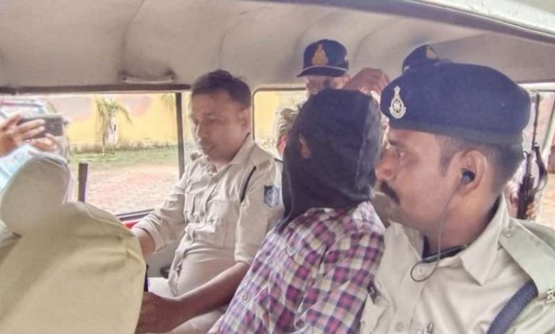 10 लाख का इनामी बदमाश चढ़ा पुलिस के हत्थे, 3 राज्यों के पुलिस थानों में दर्ज हैं आपराधिक प्रकरण 1 10 लाख का इनामी बदमाश चढ़ा पुलिस के हत्थे 3