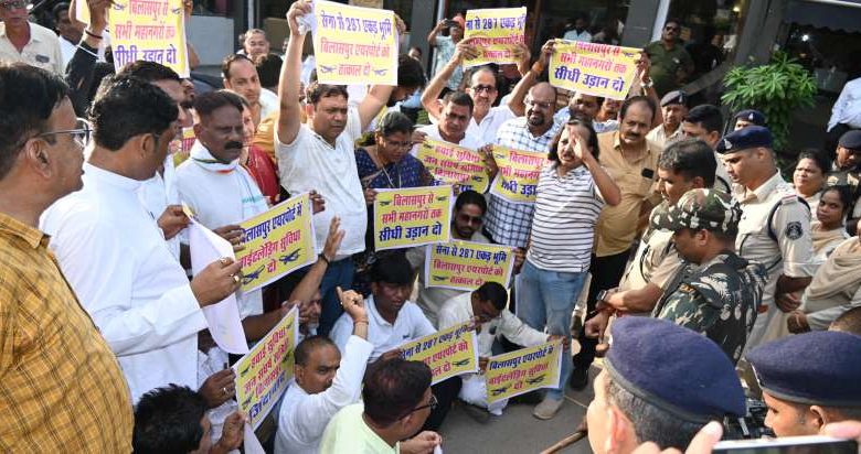 4सी एयरपोर्ट के लिए आंदोलन का विस्तार, सीएम हाउस के सामने समिति ने किया प्रदर्शन 1 4सी एयरपोर्ट के लिए आंदोलन का विस्तार सीएम हाउस के