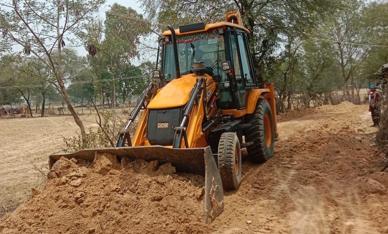 MP: मजदूरों के फोटो खिंचाए और जेसीबी से कराया काम, मनरेगा का मामला, पंच ने की शिकायत, जांच के आदेश, पर जांच लापता 1 IMG 20240715 WA0018