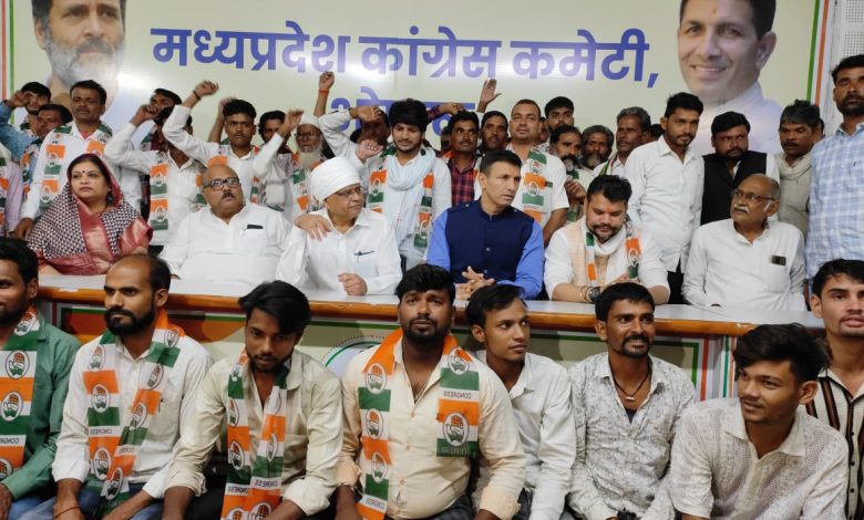 टीकमगढ़ के आप जिलाध्यक्ष सहित कई पदाधिकारी कांग्रेस में शामिल 1 IMG 20240721 WA0010