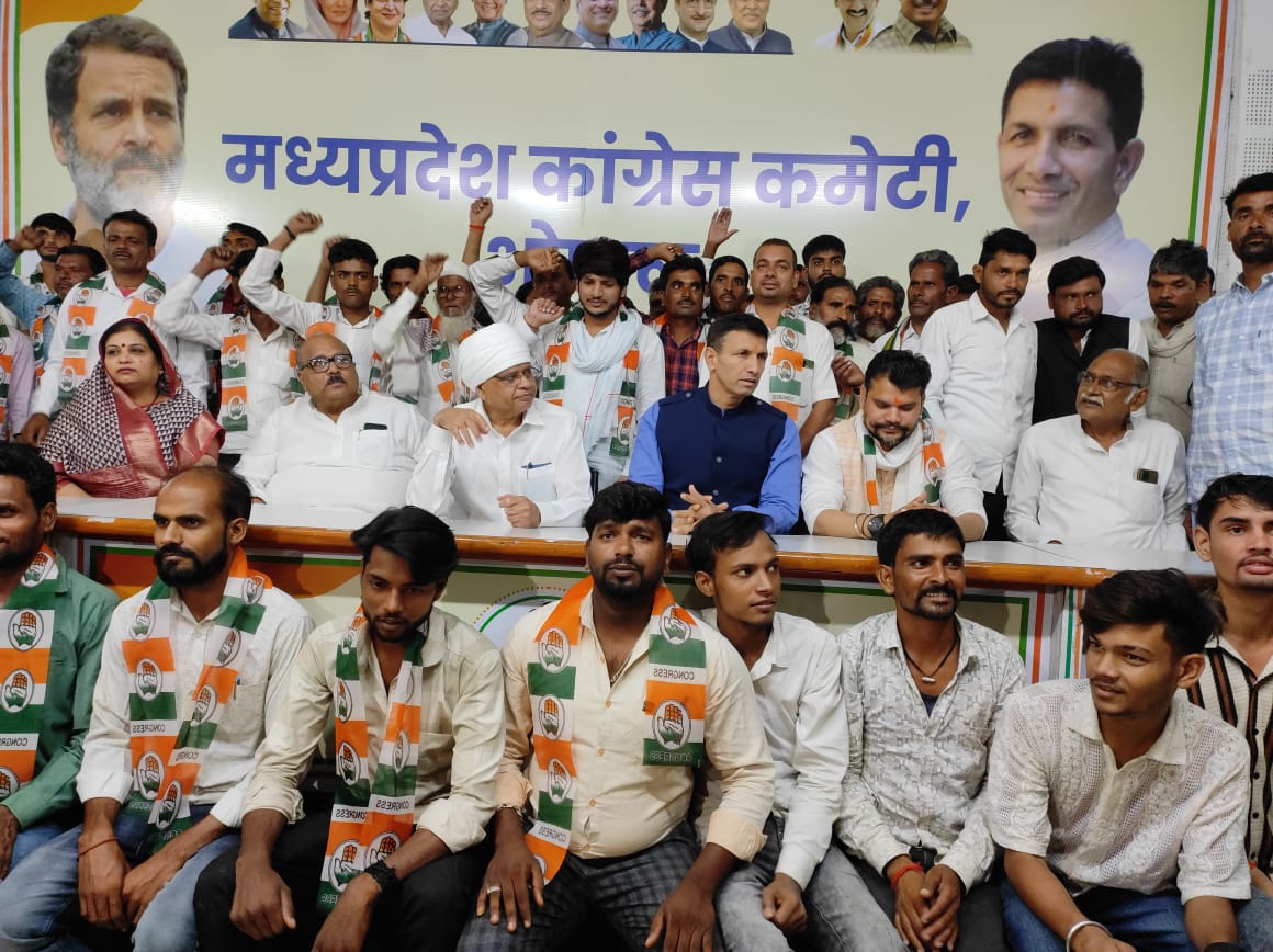 टीकमगढ़ के आप जिलाध्यक्ष सहित कई पदाधिकारी कांग्रेस में शामिल 6 IMG 20240721 WA0010