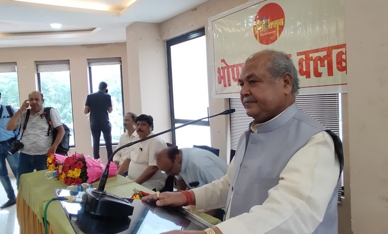 MP: भोपाल प्रेस क्लब द्वारा पत्रकार सम्मान समारोह आयोजित, स्पीकर तोमर बोले - समाजसेवा एवं लोकतंत्र के लिए आप ये क्षेत्र चुनते हैं, बधाई के पात्र हैं.... 1 IMG 20240723 WA0048
