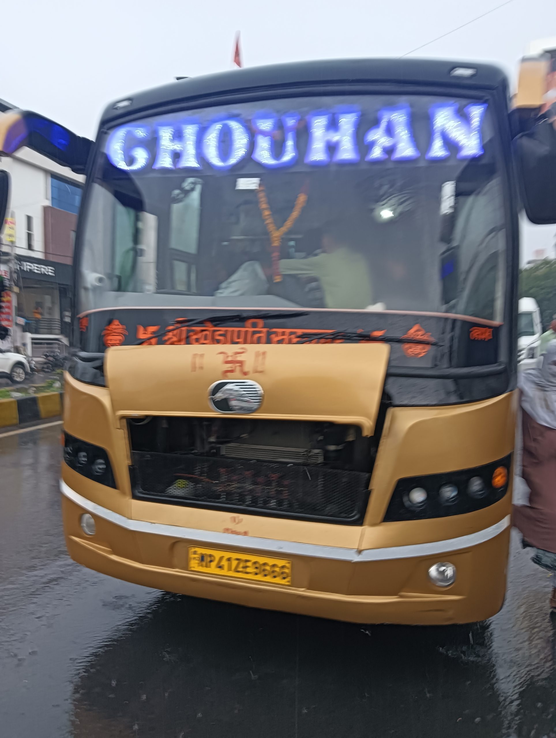 निजी बसों में स्टाफ की गुंडागर्दी, यात्रियों से अभद्र व्यवहार की इंतहां 6 IMG20240708161256 2 scaled