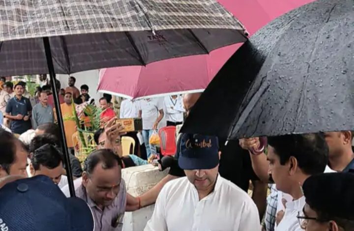 कार्यकर्ताओं ने बिगाड़ी व्यवस्था; कलेक्टर को लगी फटकार:नागरिकों से मिलने सही व्यवस्था न होने पर भड़के सिंधिया; बोले- अगली बार व्यवस्था ठीक रहे 1 IMG 20240705 124140
