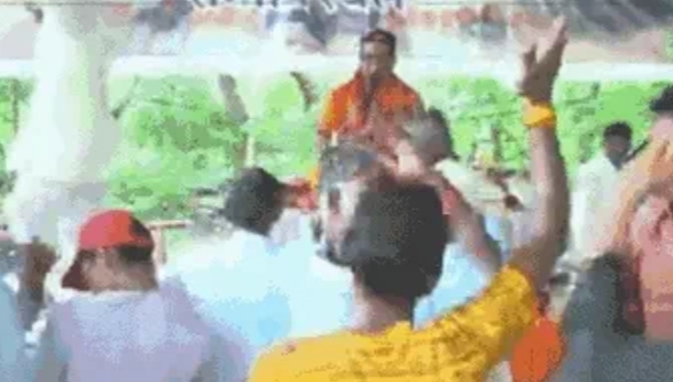 MP: कथावाचक को व्यास पीठ पर हार्ट अटैक, मौत:राजगढ़ में कथा सुनाई; लोग भजनों पर नाच रहे थे 1 IMG 20240724 170908
