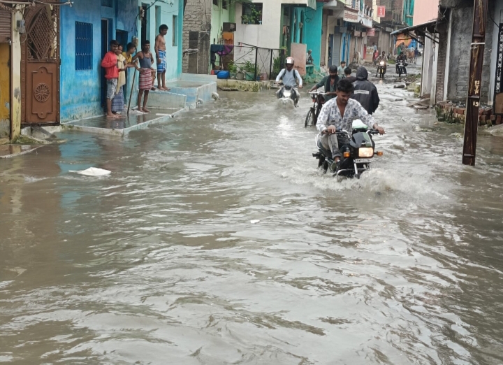 Barish: निवाड़ी में मकान ढहा, दंपती और दो बच्चे दबे:भोपाल में लगातार बारिश 6 IMG 20240726 163416