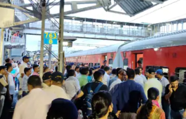 MP: 100 से ज्यादा किसानों को ट्रेन से उतारा, नर्मदापुरम रेलवे स्टेशन पर हंगामा; घंटे भर से खड़ी है जीटी एक्सप्रेस 1 IMG 20240728 190737