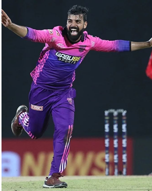 Shadab Khan ने विकेट की हैट्रिक लेकर रचा इतिहास
