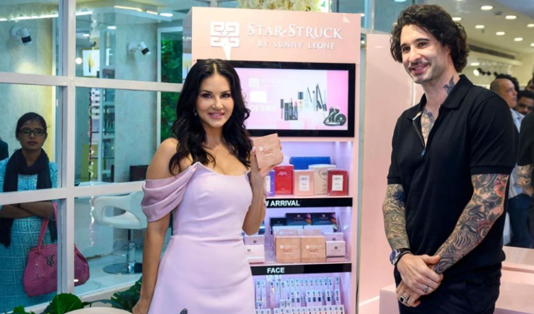 Sunny Leone ने लॉन्च किया ओडिशा में खुद का कॉस्मेटिक ब्रांड ‘star struck’ 1 Sunny Leone ने लॉन्च किया ओडिशा में खुद का कॉस्मेटिक