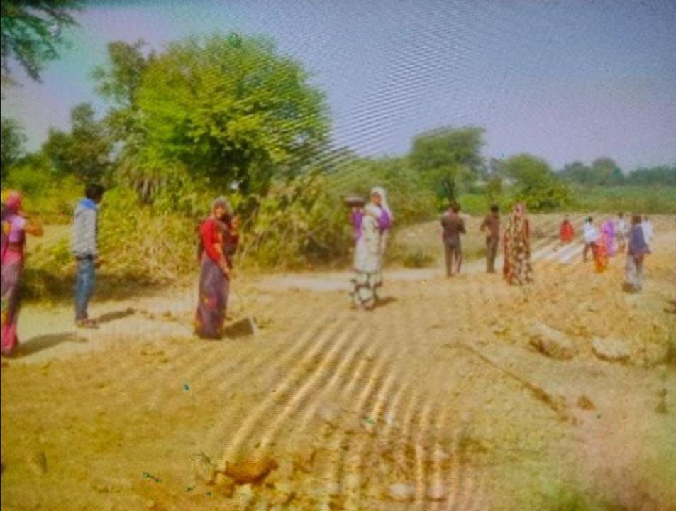 MP: मजदूरों के फोटो खिंचाए और जेसीबी से कराया काम, मनरेगा का मामला, पंच ने की शिकायत, जांच के आदेश, पर जांच लापता 3 img 20240715 wa00178417507509967828326