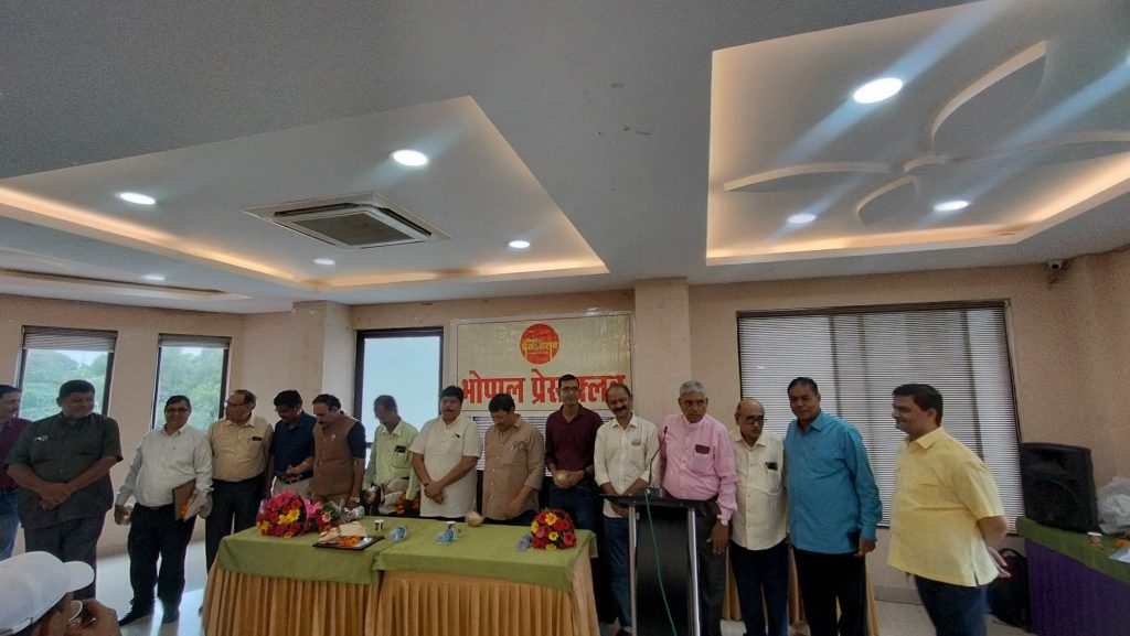 MP: भोपाल प्रेस क्लब द्वारा पत्रकार सम्मान समारोह आयोजित, स्पीकर तोमर बोले - समाजसेवा एवं लोकतंत्र के लिए आप ये क्षेत्र चुनते हैं, बधाई के पात्र हैं.... 7 img 20240723 wa00081729894594698569442