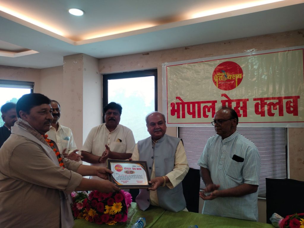 MP: भोपाल प्रेस क्लब द्वारा पत्रकार सम्मान समारोह आयोजित, स्पीकर तोमर बोले - समाजसेवा एवं लोकतंत्र के लिए आप ये क्षेत्र चुनते हैं, बधाई के पात्र हैं.... 5 img 20240723 wa00895401530282237909023