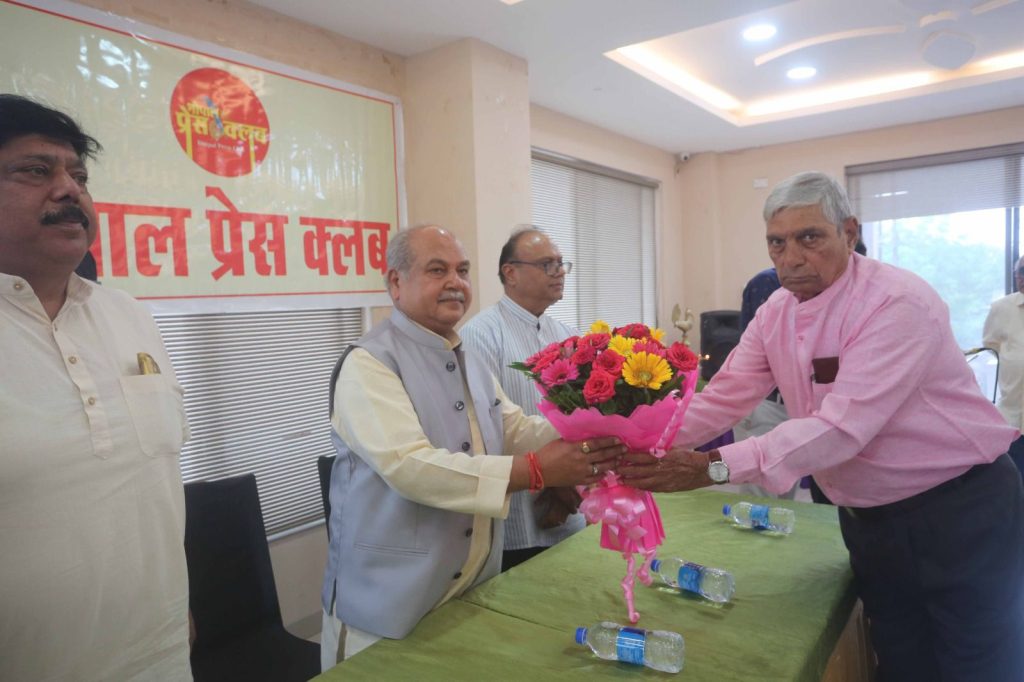 MP: भोपाल प्रेस क्लब द्वारा पत्रकार सम्मान समारोह आयोजित, स्पीकर तोमर बोले - समाजसेवा एवं लोकतंत्र के लिए आप ये क्षेत्र चुनते हैं, बधाई के पात्र हैं.... 2 img 20240723 wa01291039313672335732564