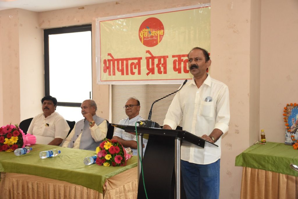 MP: भोपाल प्रेस क्लब द्वारा पत्रकार सम्मान समारोह आयोजित, स्पीकर तोमर बोले - समाजसेवा एवं लोकतंत्र के लिए आप ये क्षेत्र चुनते हैं, बधाई के पात्र हैं.... 3 img 20240723 wa01392427332958113362694