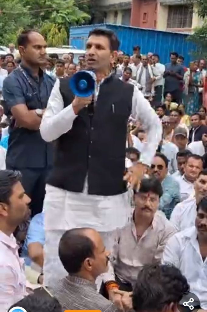 MP: सरपंचों ने मांगा 15 हजार रुपए प्रतिमाह वेतन, सीएम हाउस घेरने पहुंचे भोपाल, 23 हजार पंचायतों में कल से तालाबंदी का ऐलान 2 img 20240723 2240398796877423162034824