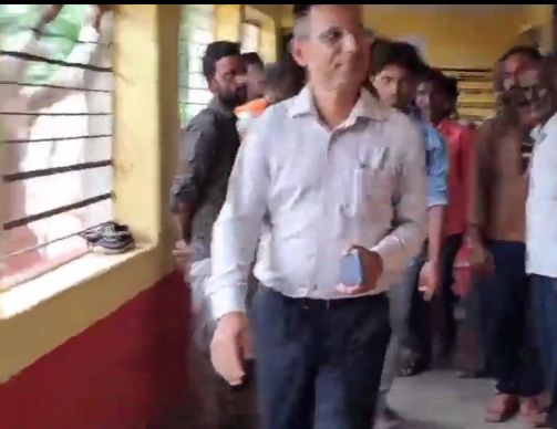 MP: कलेक्टर की स्कूल यात्रा... कीचड़, मुश्किलें और 2 किमी पैदल चले... 2 img 20240726 1706289097519205452926364