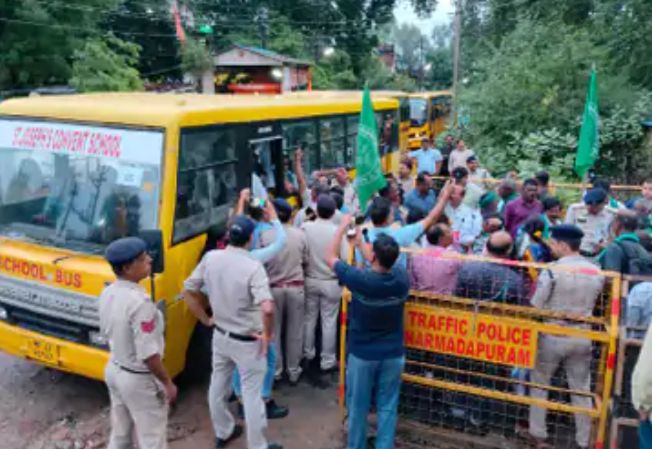 MP: 100 से ज्यादा किसानों को ट्रेन से उतारा, नर्मदापुरम रेलवे स्टेशन पर हंगामा; घंटे भर से खड़ी है जीटी एक्सप्रेस 2 img 20240728 1907228608741888629092307