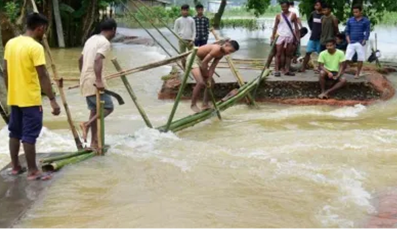 असम में बाढ़ से अब तक 52 लोगों की हुई मौत, अरुणाचल में भी स्थिति गंभीर 1 असम में बाढ़ से अब तक 52 लोगों की हुई