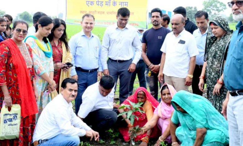 “एक पेड़ माँ के नाम” अभियान में ग्राम खारखेड़ी में किया गया पौध-रोपण 1 एक पेड़ माँ के नाम अभियान में ग्राम खारखेड़ी में