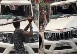 गाजियाबाद में पुलिस की कार में कांवड़ियों ने की तोड़फोड़ 1 गाजियाबाद में पुलिस की कार में कांवड़ियों ने की तोड़फोड़