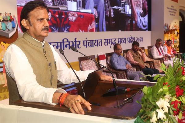 प्रदेश के ग्रामों को पूरे देश में आदर्श बनाने के लिए अभिनव प्रयासों को करें विस्तारित: उप-मुख्यमंत्री शुक्ल 1 प्रदेश के ग्रामों को पूरे देश में आदर्श बनाने के