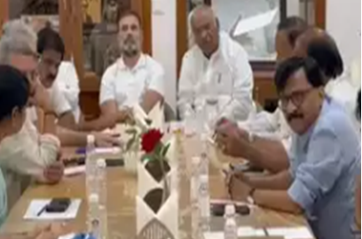 बजट के विरोध के लिए मल्लिकार्जुन खरगे के घर पर