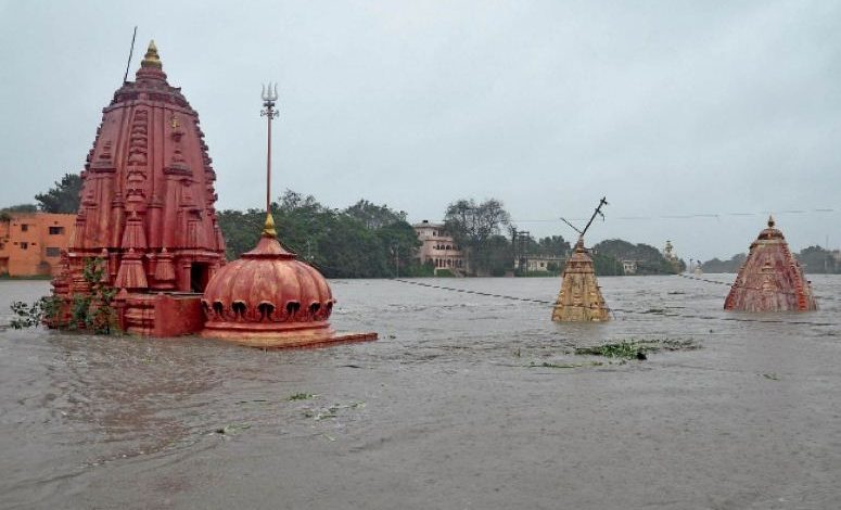 मप्र में बारिश का सितम...सीहोर में मकान की दीवार ढही, महिला दबी 1 मप्र में बारिश का सितमसीहोर में मकान की दीवार ढही