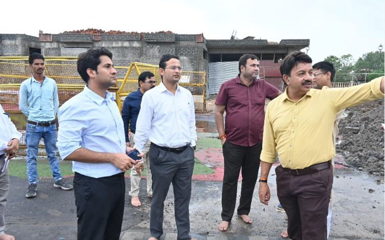 महाकाल मंदिर में पानी घुसने की घटना की पुनरावृत्ति न हो इसलिए व्यवस्थाएं देखने पहुंचे कलेक्टर 1 महाकाल मंदिर में पानी घुसने की घटना की पुनरावृत्ति न